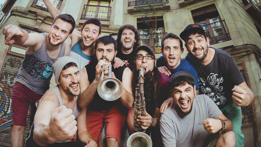 Componentes de la banda barcelonesa Txarango