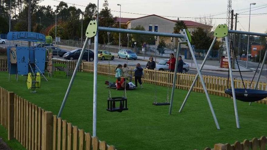 Niños jugando en el parque recién estrenado. // D. P.