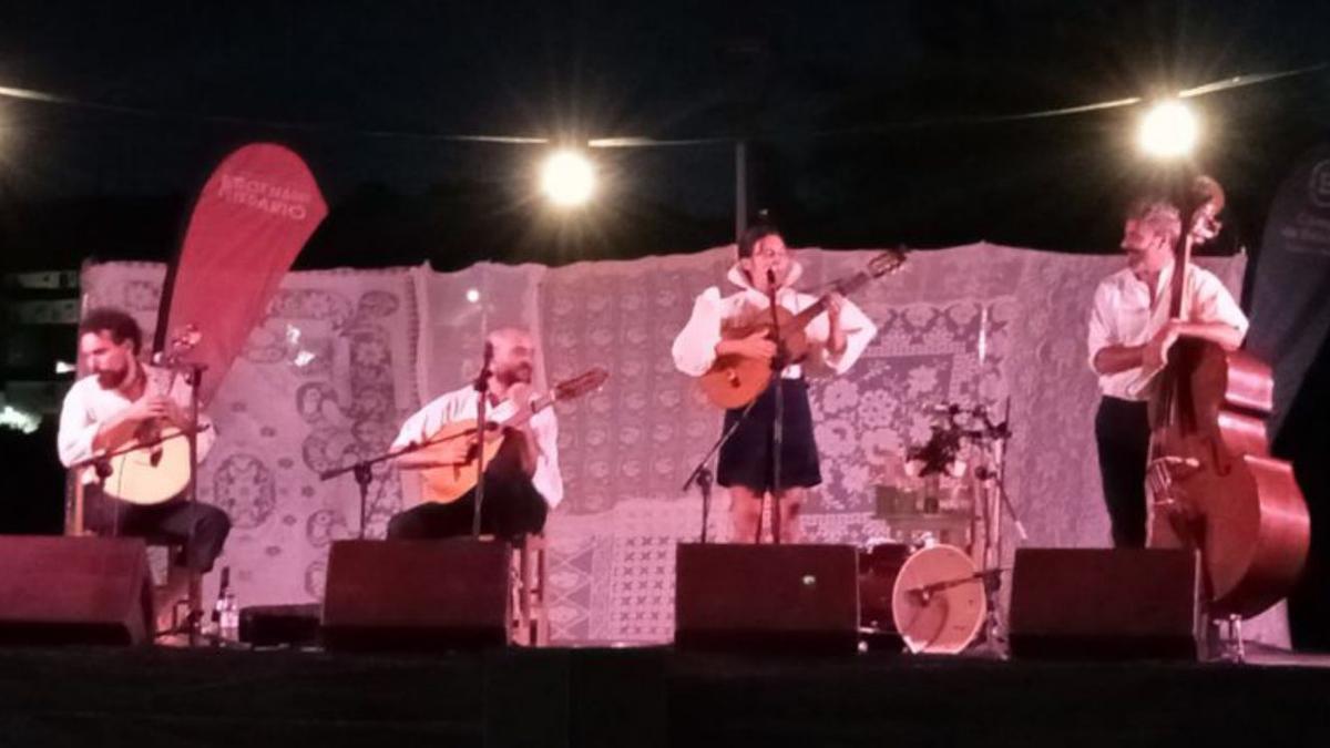 Las asturiana Lorena Álvarez y sus rondadores, durante su concierto. |   