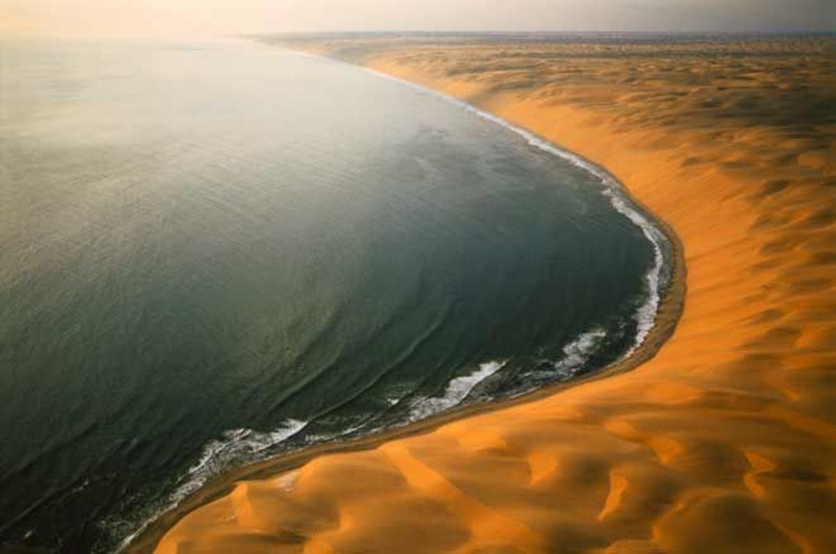 Costa Esqueleto, donde el desierto y el mar se juntan, en Namibia.