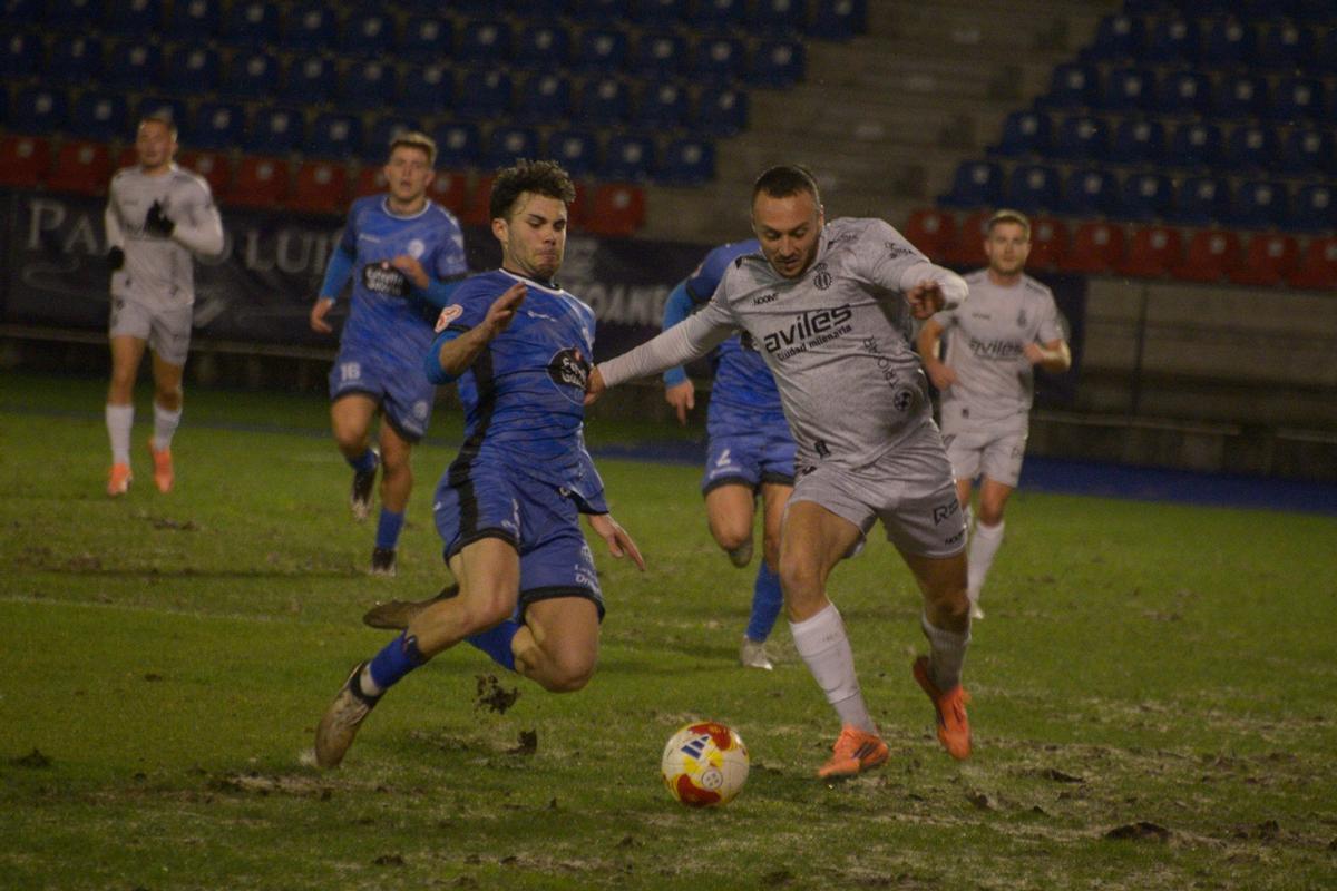 Santamaría pelea por un balón en el partido de la primera vuelta contra el Ourense