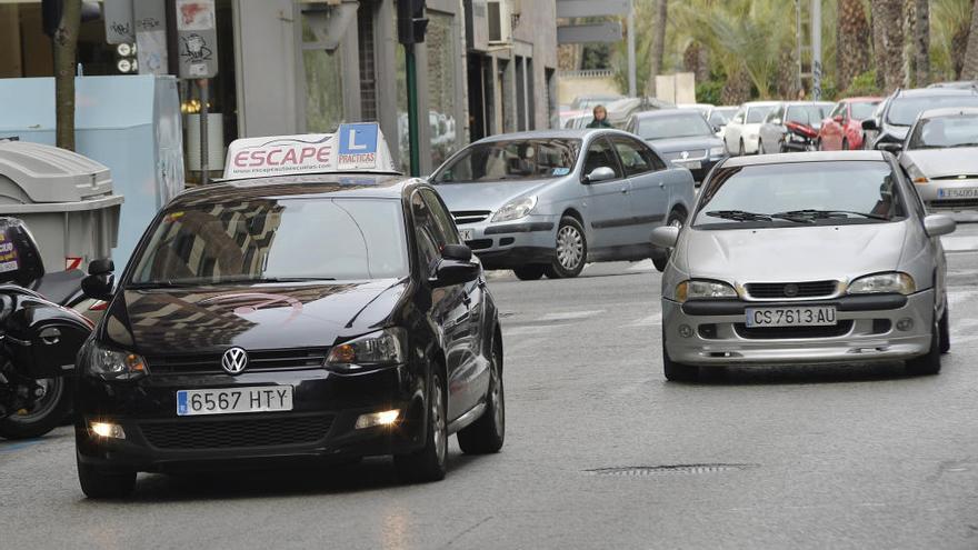 umnos pendientes de examinarse del carnet de conducir en Elche con listas de tres meses de espera