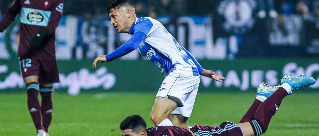 Lucas Olaza recibe una falta de Óscar Rodríguez, autor de los dos primeros goles del Leganés, durante el partido disputado ayer en Butarque. // Europa Press