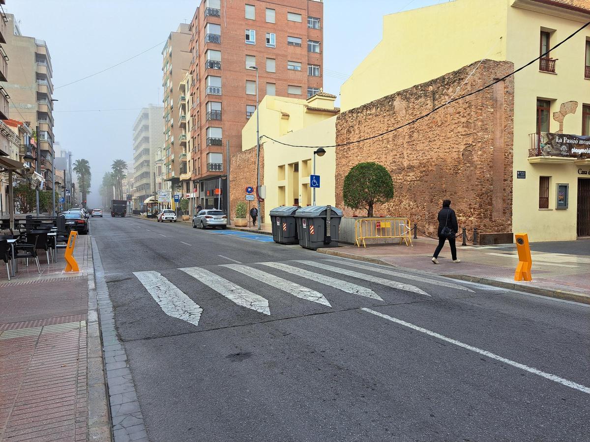 Las dos balizas están en el paso de cebra de la Murà a la altura de la Casa de l'Oli.