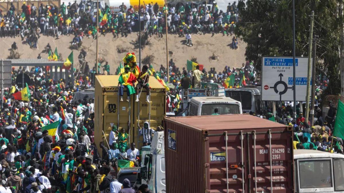 La multitud que acompañó a los jugadores de Senegal por las calles de Dakar