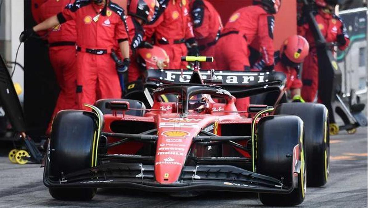 Sainz, tras una parada en el box de Ferrari. Sainz, tras una parada en el box de Ferrari.
