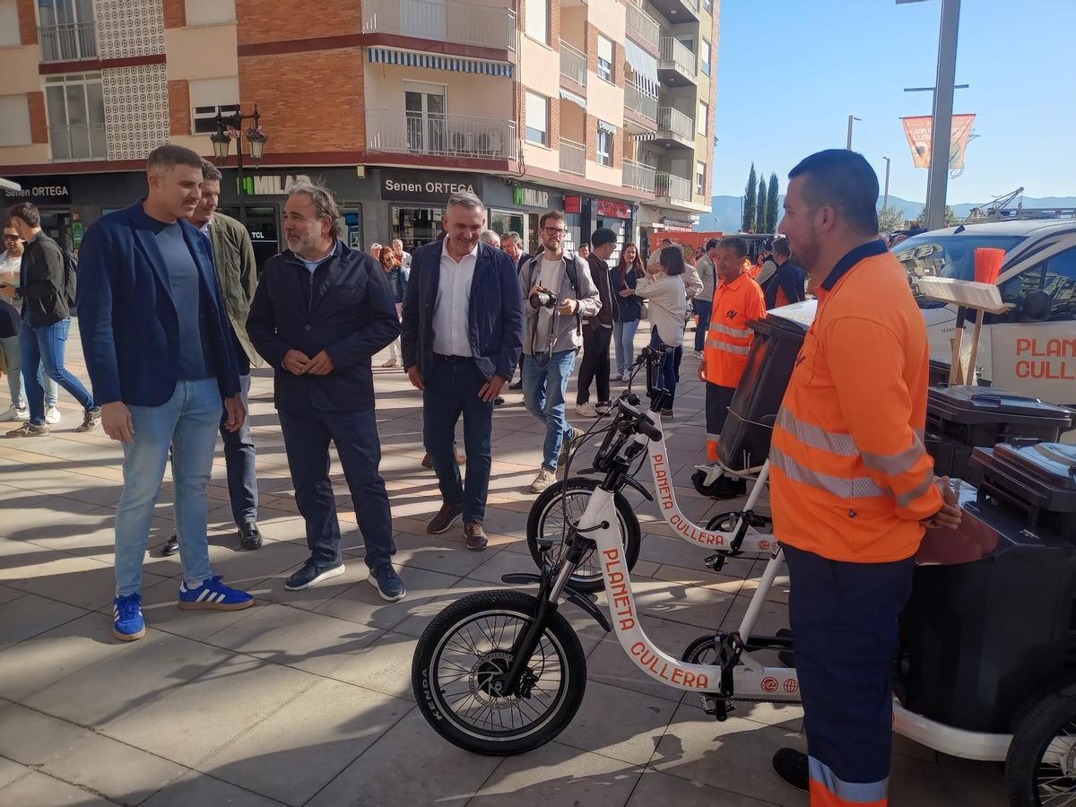 El alcalde de Cullera, este jueves, observa los triciclos del servicio de limpieza.