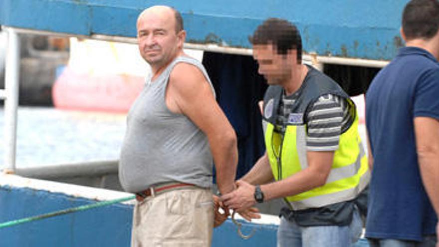 La policía arresta a Anatoli Dotsenko en septiembre de 2010, tras arribar al Puerto de la Luz . i JUAN CARLOS CASTRO