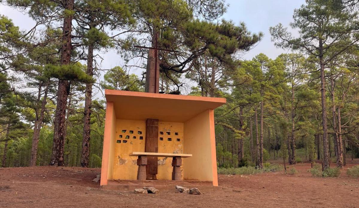 Capilla rodeada de pinos.