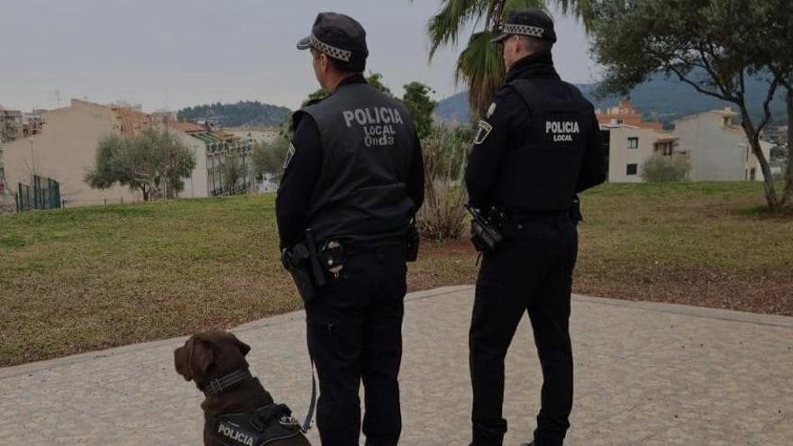 Dos agentes, acompañados de un miembro de la unidad canina.