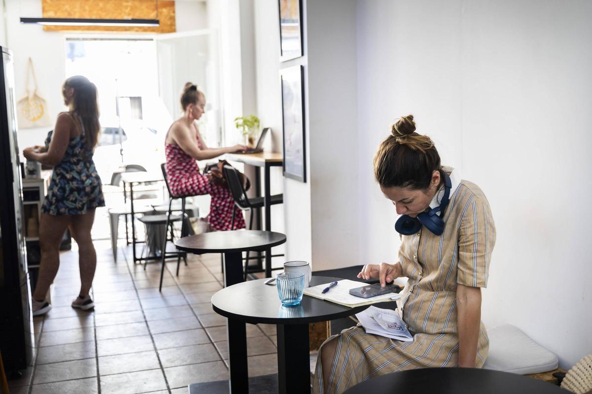 Trabaadores extranjeros en una cafetería del Cabanyal.