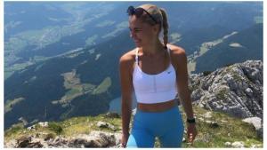 Natalie Stichova posando en sus redes sociales en una actividad de montaña