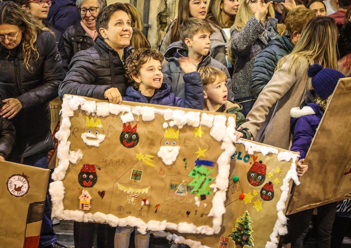 El Embajador Real y la entrega de cartas a las burritas llenan de ilusión las calles de Alcoy