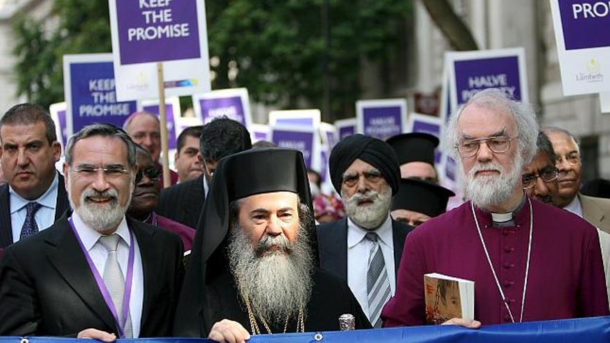 El Arzobispo de Canterbury, Rowan Williams (c), encabeza una marcha junto a obispos y líderes religiosos en Londres, Reino Unido, hoy jueves 24 de julio. Líderes de todas las confesiones se han reunido para hacer un llamamiento a los gobiernos de los países desarrollados en su compromiso con la pobreza.