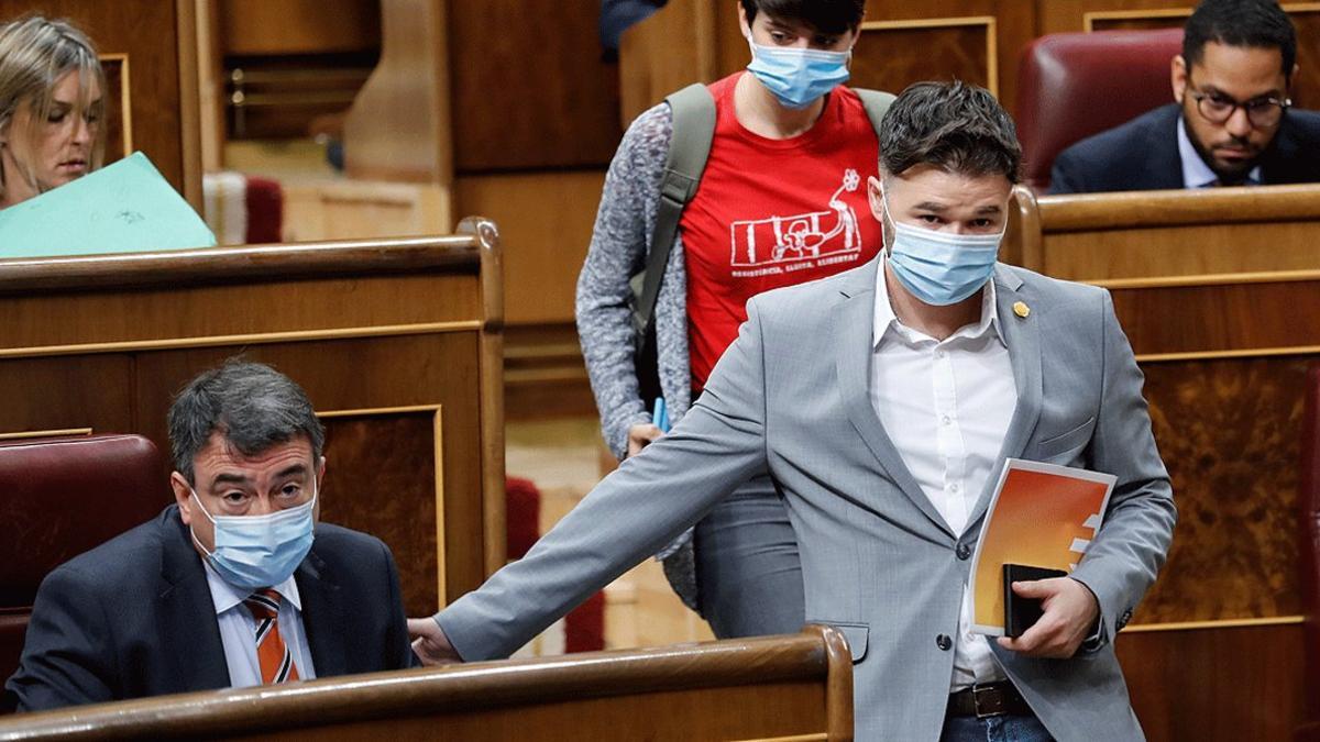 Los diputados de ERC Gabriel Rufián y Marta Rosique pasan junto al portavoz del PNV, Aitor Esteban, durante el pleno de este jueves en el Congreso