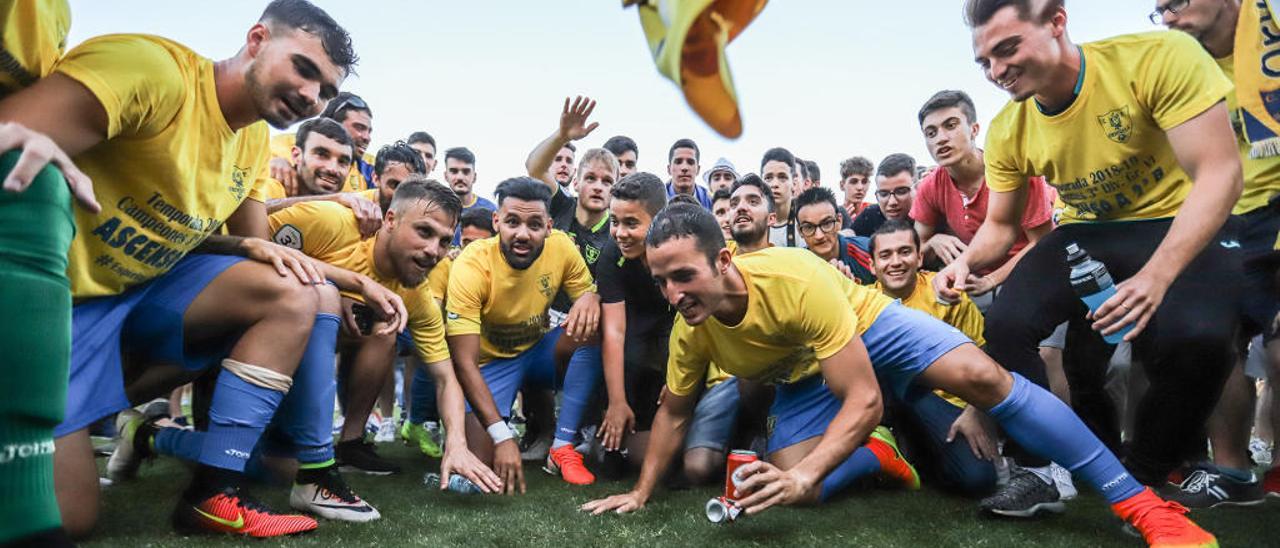 Los jugadores del Orihuela celebran su ascenso el domingo en Los Arcos.