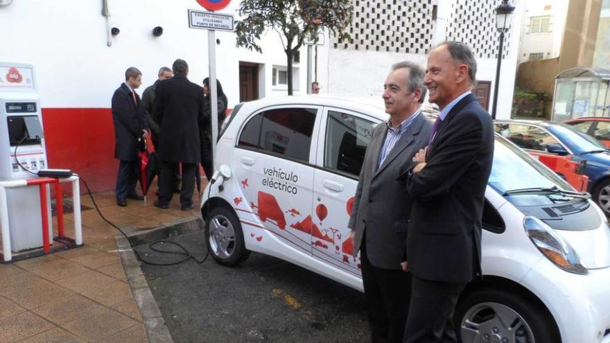 Candás pone en servicio un punto de recarga para coches eléctricos