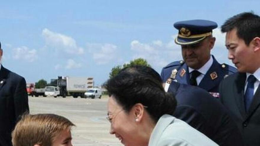 Bei der Ankunft des chinesischen Premiers am Flughafen in Palma gab es Blumen für Li Keqiangs Gattin.