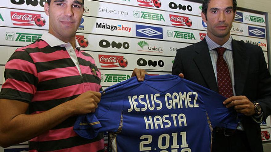 Jesús Gámez. El defensa, junto al presidente del club, Fernando Sanz, el 15 de julio de 2008, cuando amplió su contrato hasta 2012.