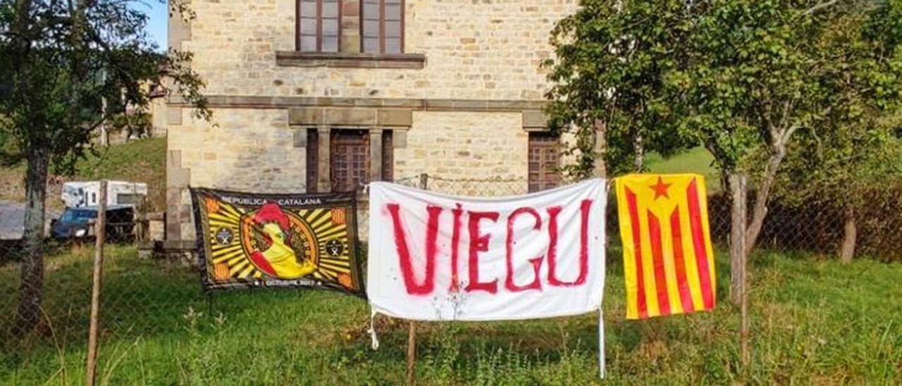 Imagen de las pancartas independentistas catalanas ante la casa de Rocío Monasterio.