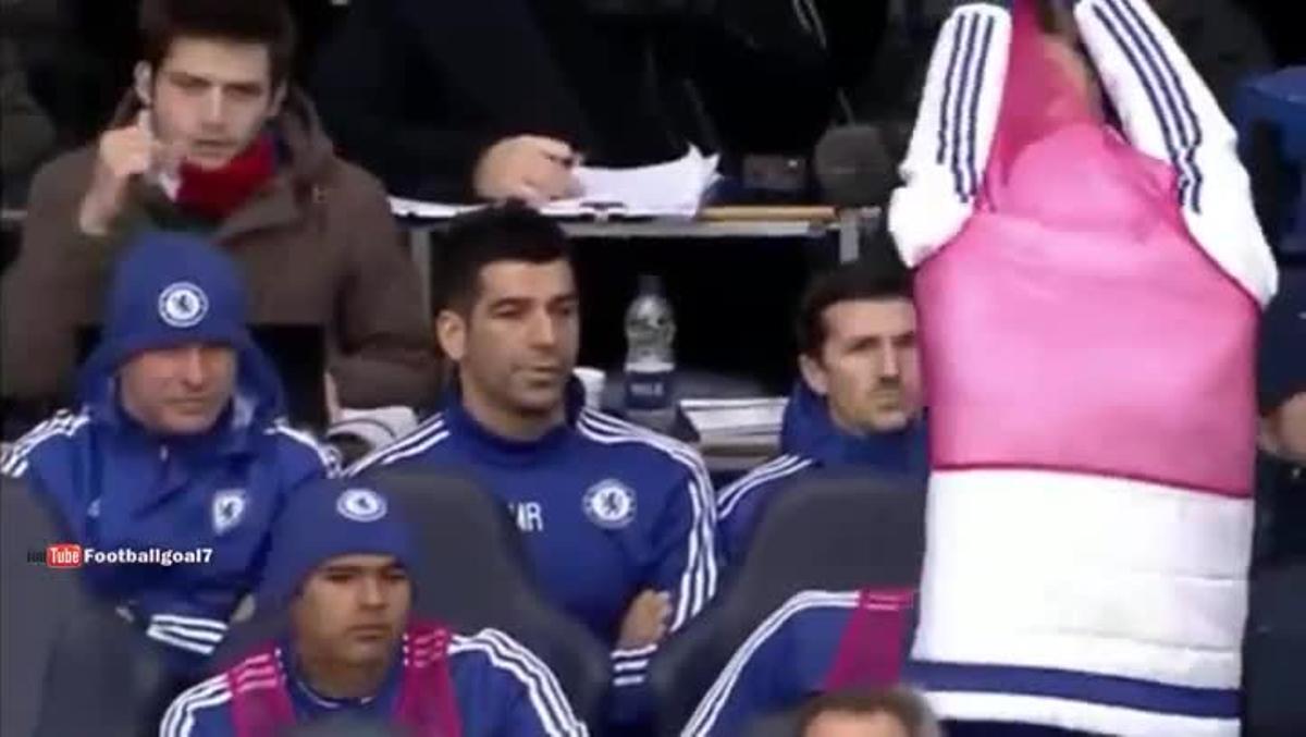 Diego Costa, a la banqueta, enfadat amb Mourinho.