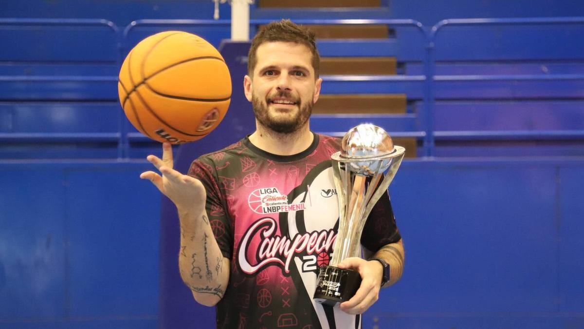 José Antonio Santaella, tras ganar la Liga Mexicana Femenina.