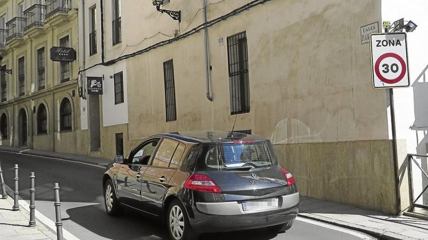 El Ayuntamiento de Cáceres coloca un radar en la calle Parras a petición de los padres del Liceo