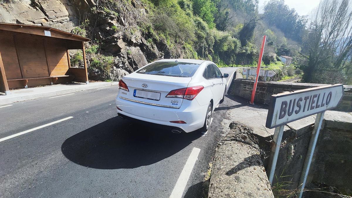 La parada del autobús de Bustiello, en la carretera AS-386. | A. Velasco