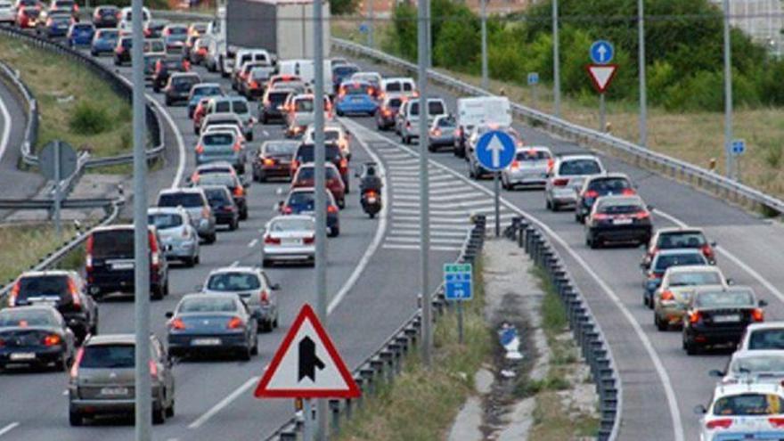 Un choque entre un camión y un coche provoca retenciones de 3 kilómetros en la A-7