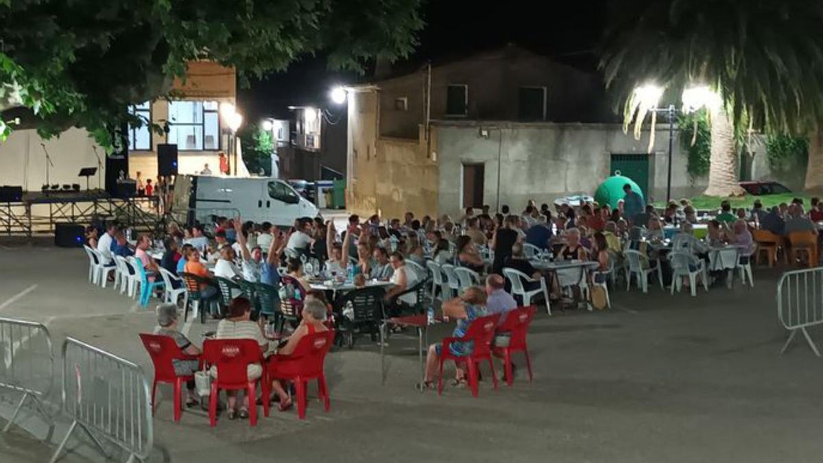 Cena de convivencia entre vecinos la localidad. | SERVICIO ESPECIAL