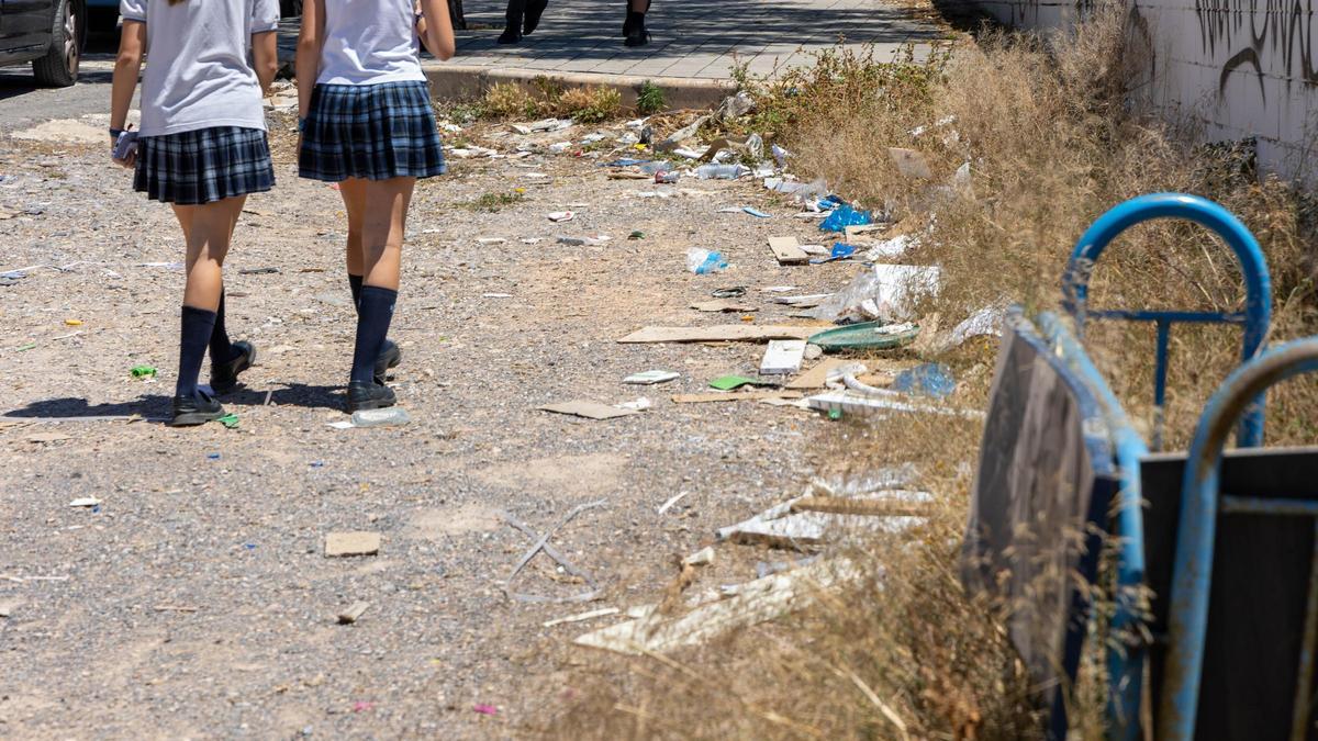 Alrededores del colegio Sagrados Corazones en condiciones insalubres ante la inacción del ayuntamiento