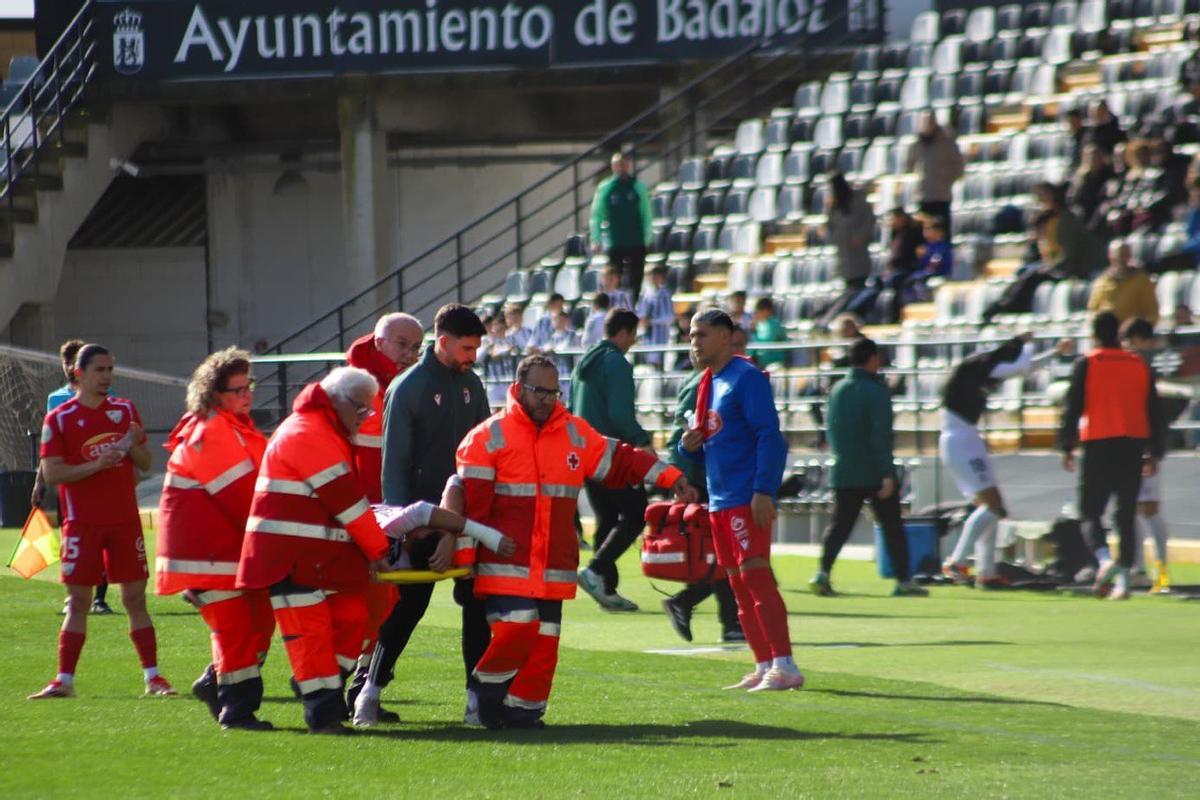 Lobato es retirado en camilla por los servicios médicos.