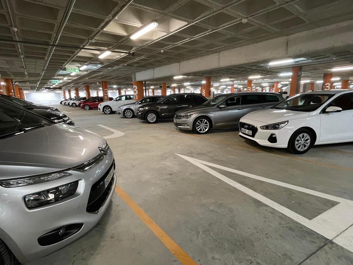 Parte de los más de 500 vehículos de ocasión que expondrá Pérez Rumbao Vigo en el aeropuerto de Vigo. / Cedida