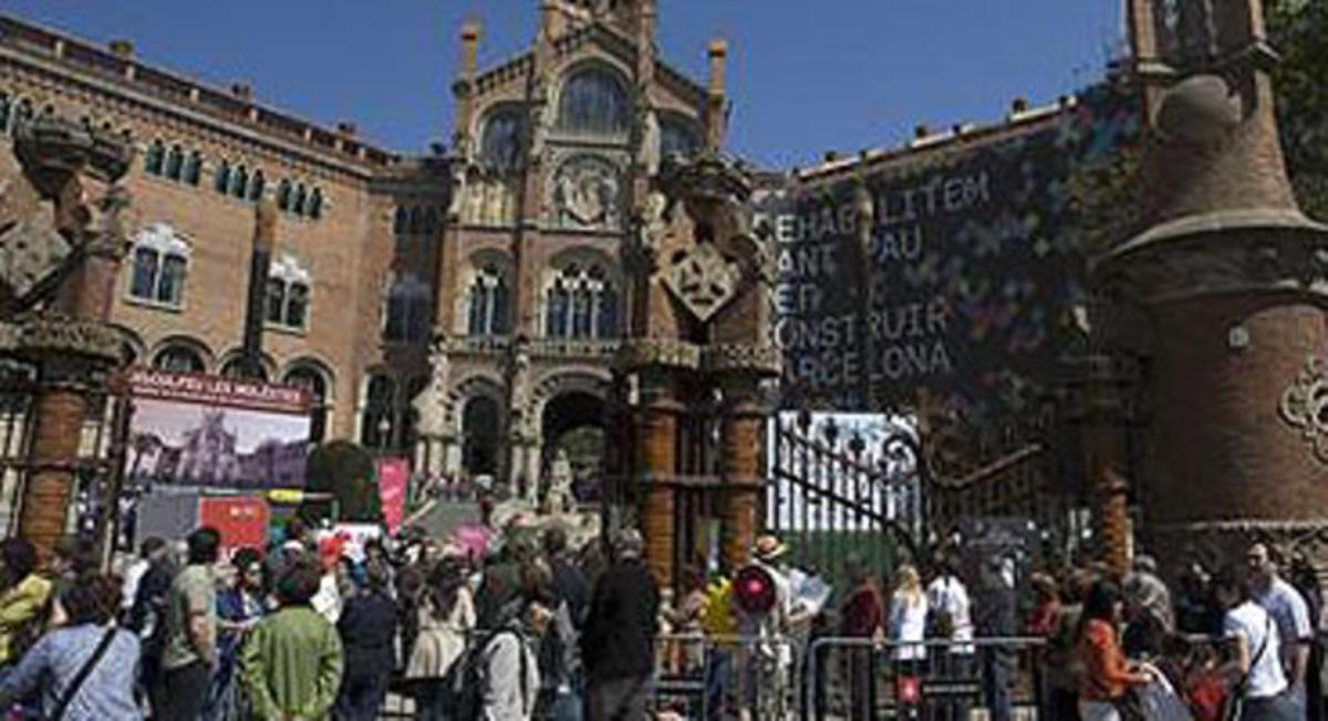 Visitantes en la entrada del recinto del antiguo Hospital Sant Pau de Barcelona.