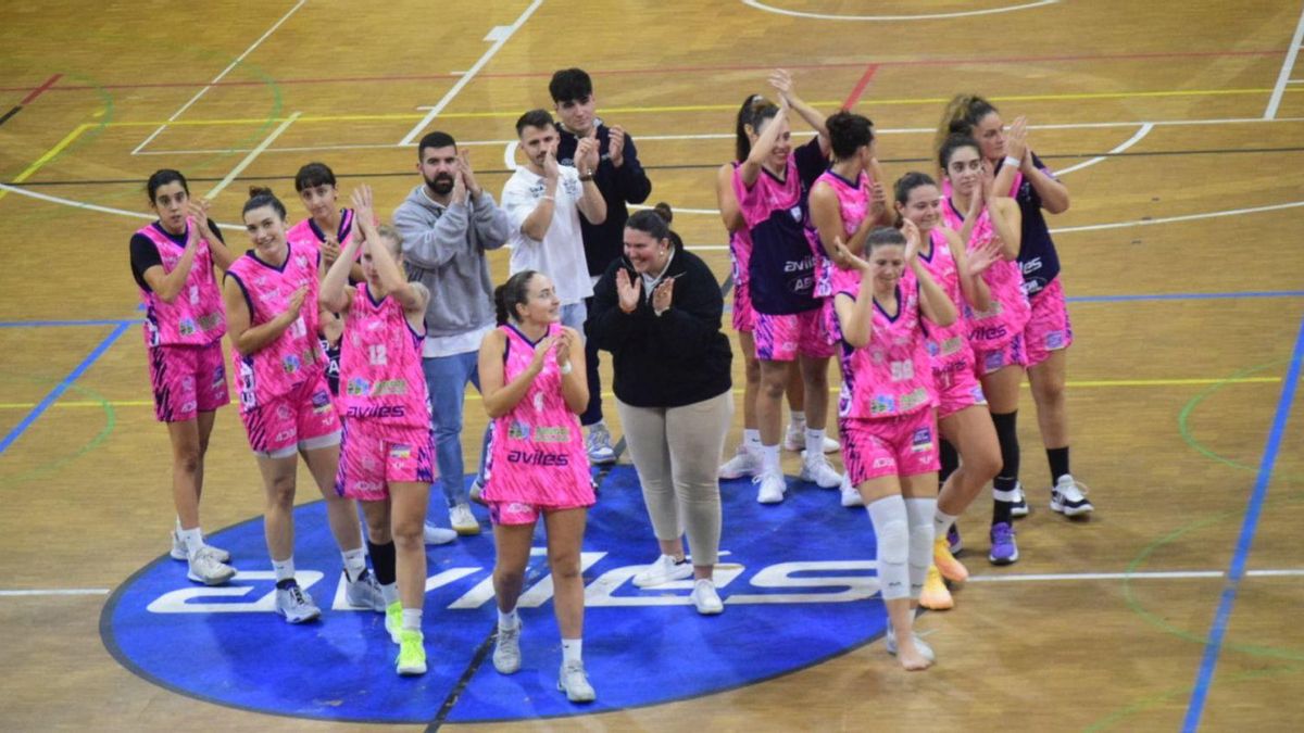 Las jugadoras del Aceites Abril ADBA Sanfer aplauden al público durante un partido de esta temporada.  | ADBA SANFER ART-CHIVO