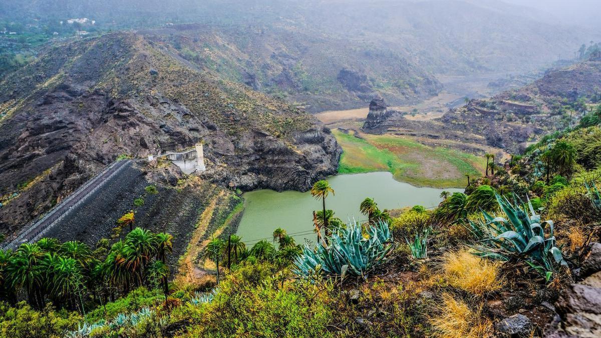 La presa de La Sorrueda, en Santa Lucía de Tirajana, recibe agua durante la borrasca ‘Óscar’.