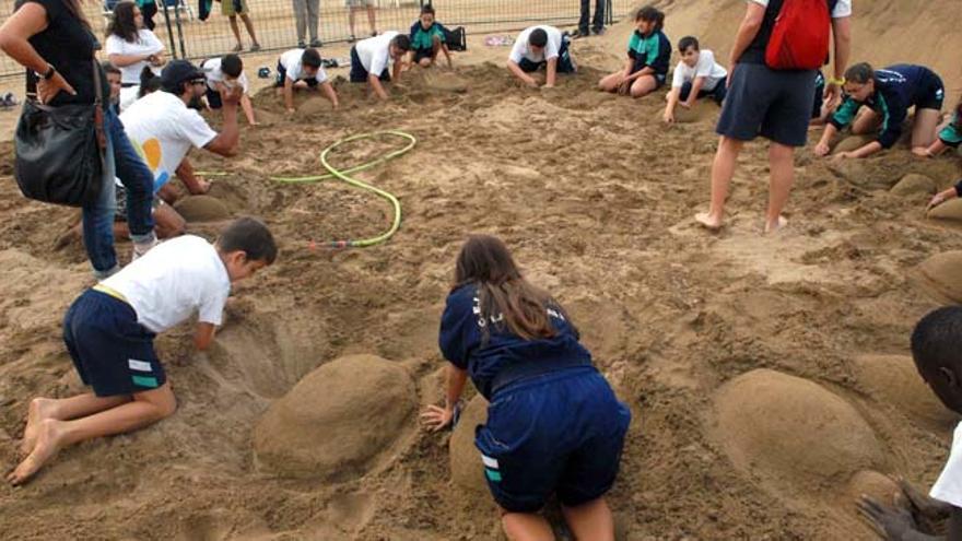 El belén de arena de Las Canteras se convierte en un taller para enseñar a los niños a modelar esculturas en la playa