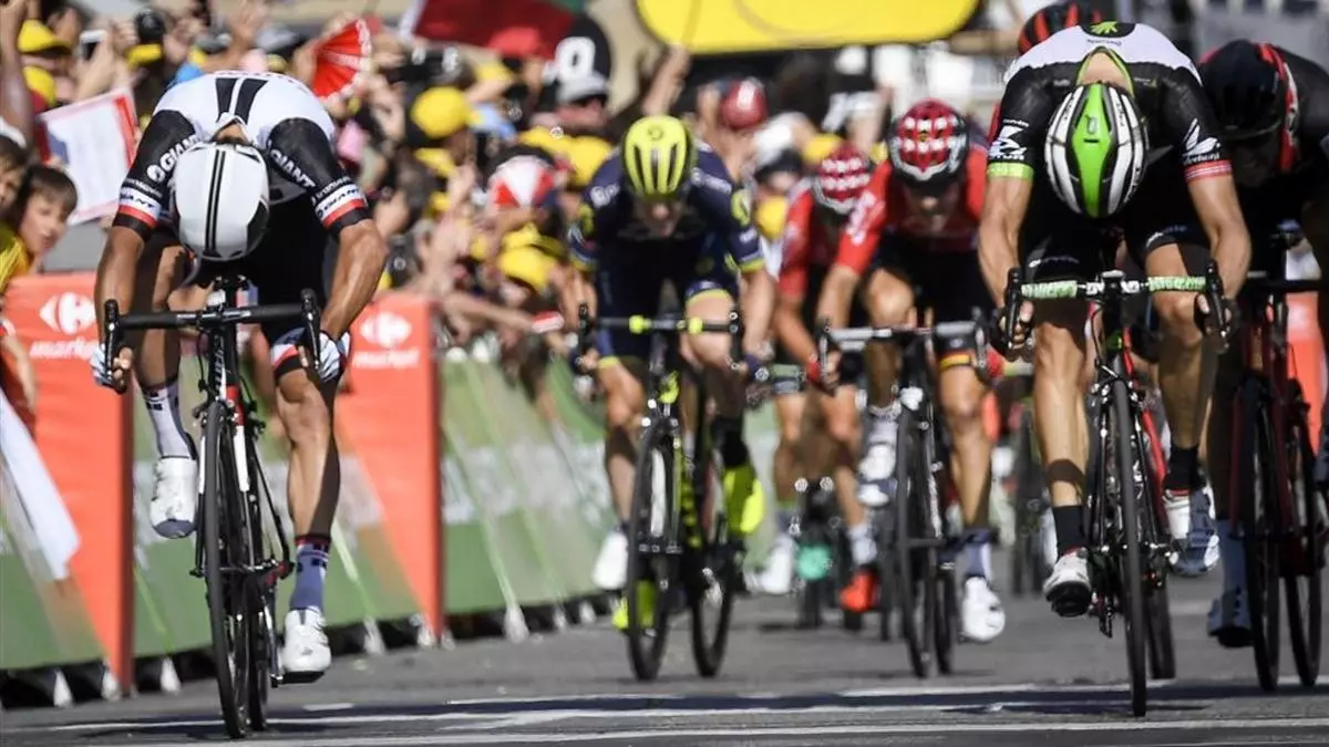 Un abanico corta a Dan Martin y echa del 'top ten' a Contador