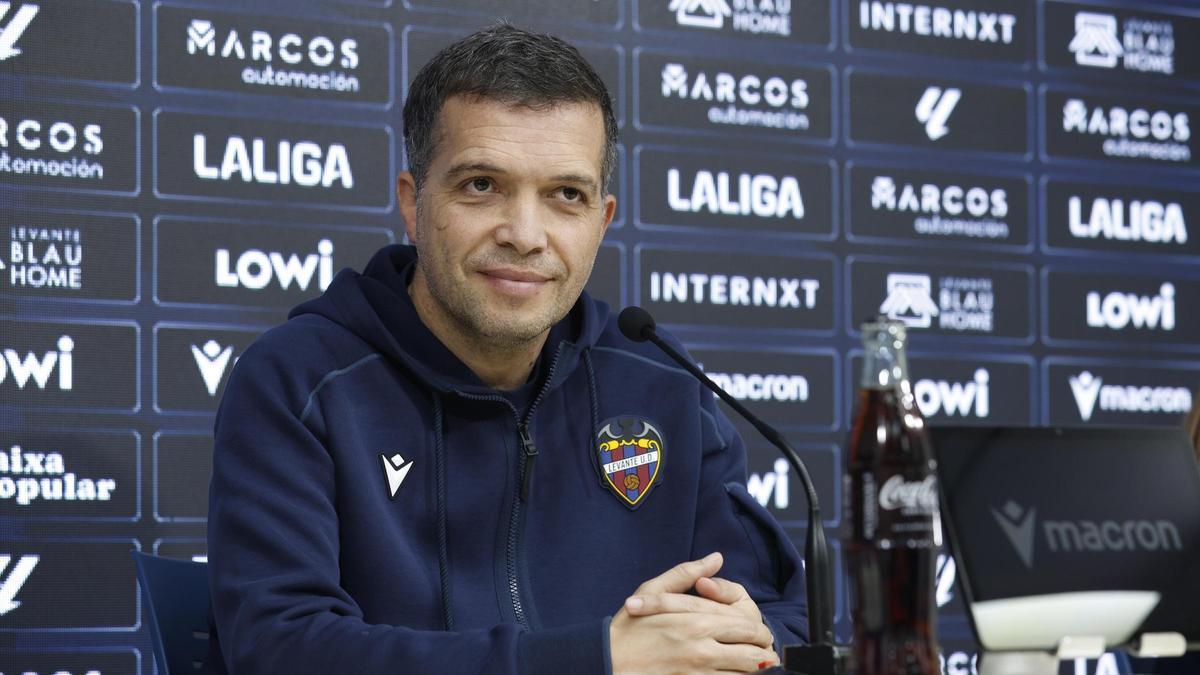 Luis Castro, durante su presentación como entrenador del Levante.