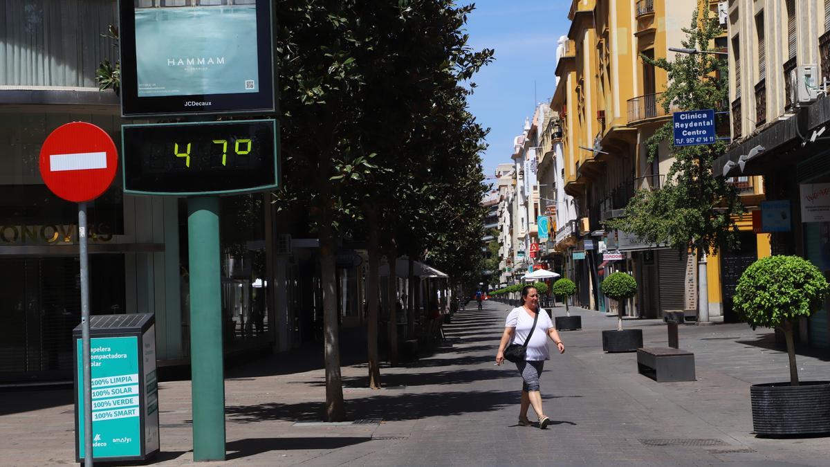 La calle Cruz Conde, durante un momento de la ola de calor.