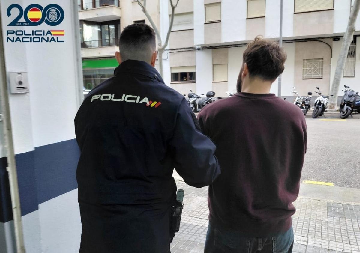 Un agente lleva detenido al presunto acosador de una mujer en Palma