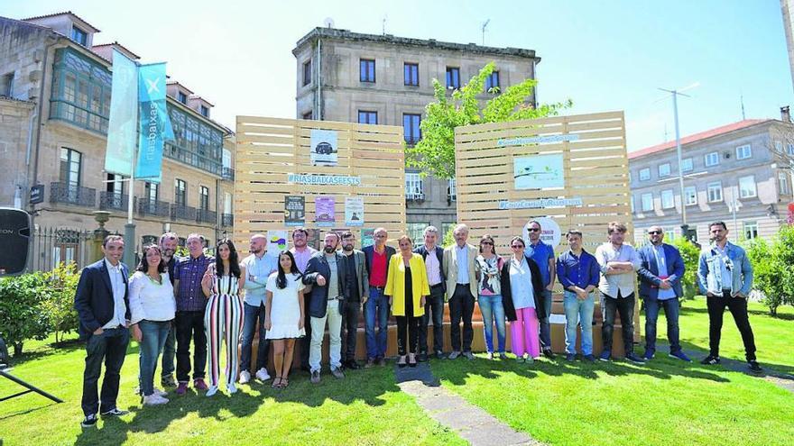 Carmela Silva estuvo arropada por alcaldes de los municipios en los que se celebrarán festivales. // G.S.