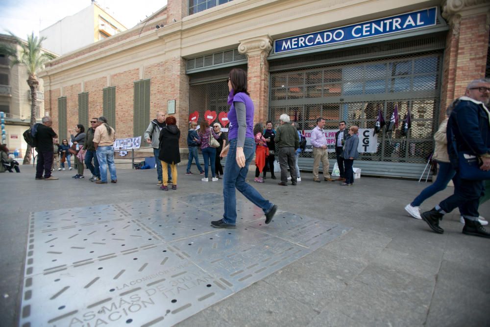 La afluencia es tal que no sólo cubre todo el recorrido de esta vía, sino que muchas personas esperan poder salir desde la Avenida de Federico Soto.