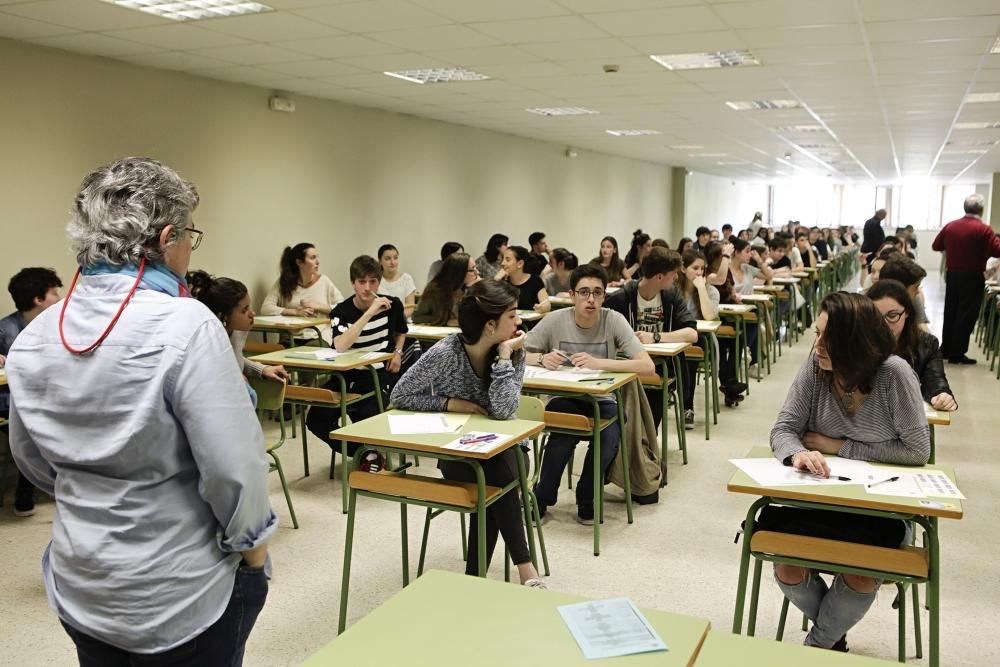 Alumnos se examinan de la PAU en Gijón