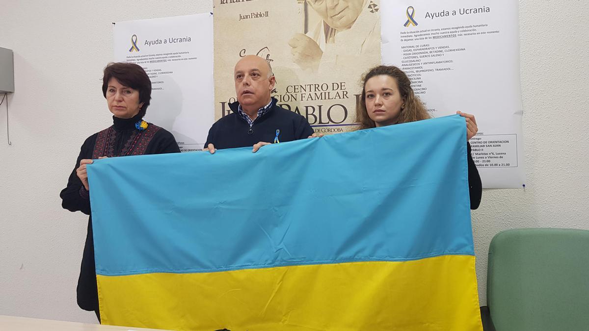 Oksana Antoniak, Pedro Arroyo y Oksana Humeniuk, con una bandera de Ucrania en la presentación de la campaña.