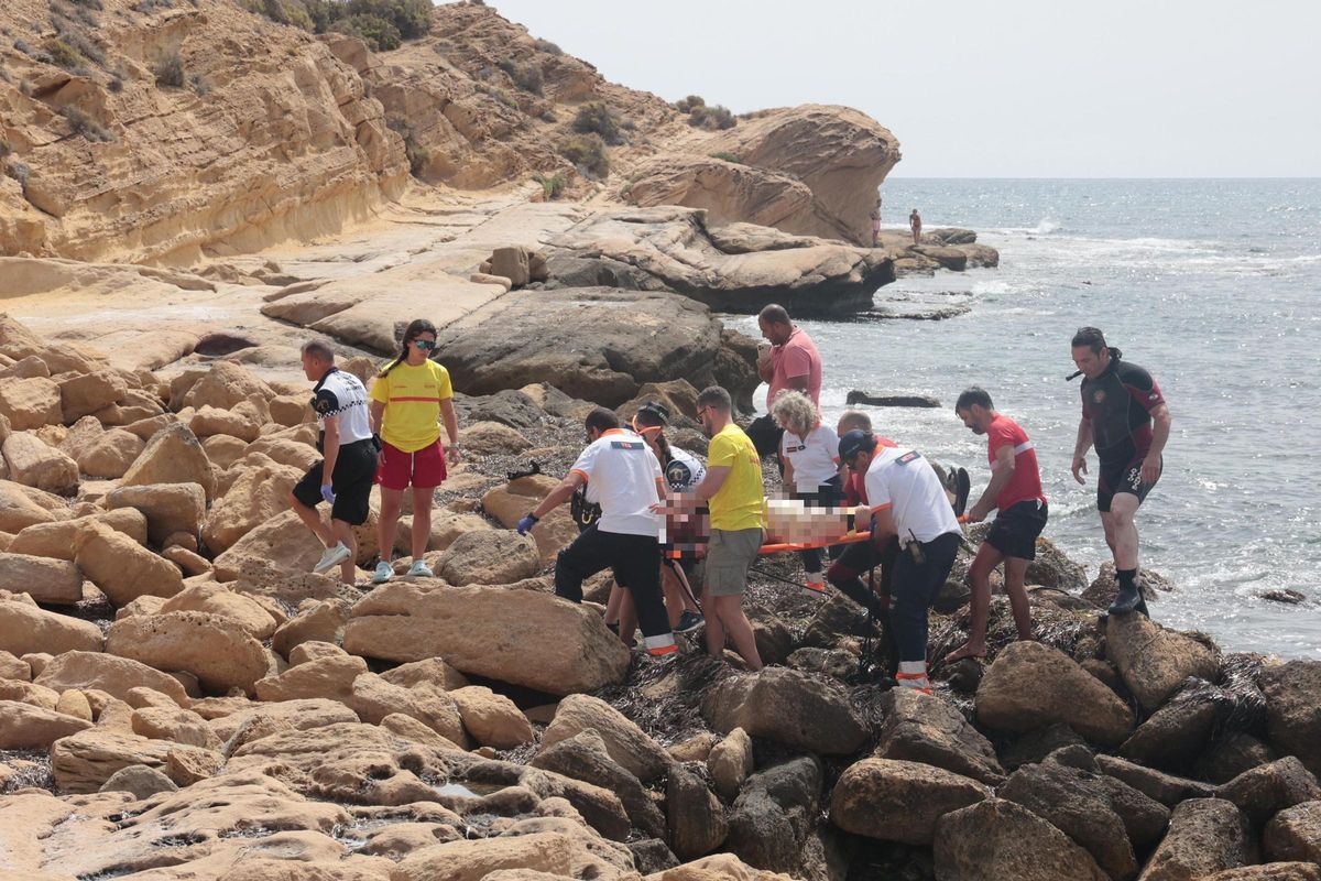 Un momento del rescate del cuerpo del bañista en Alicante.