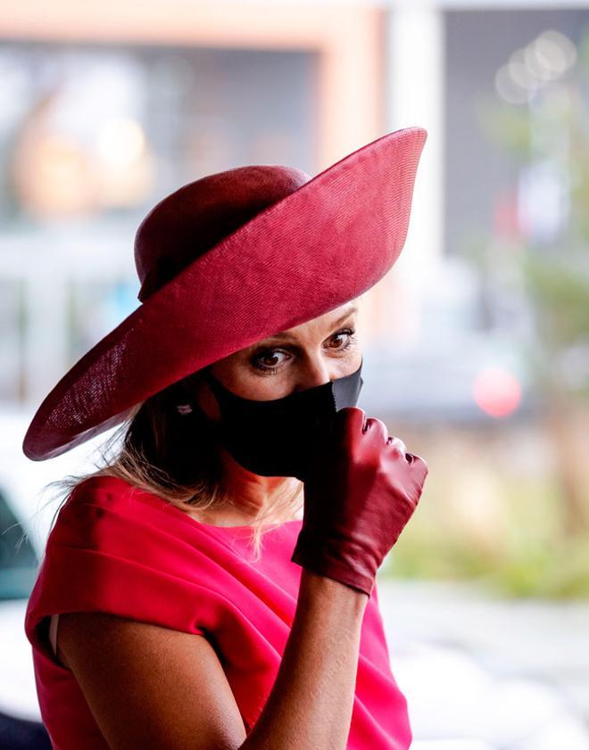 Máxima de Holanda con sombrero de la diseñadora Fabienne Delvigne y guantes de cuero