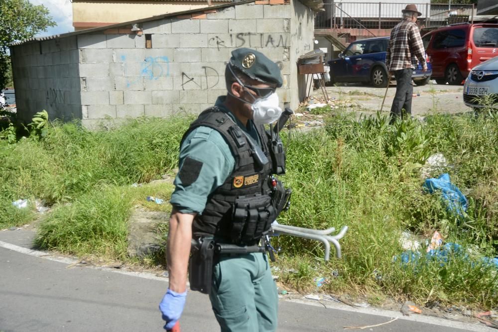 Los agentes en una de las visitas de vigilancia a O Vao de Arriba. // Rafa Vázquez