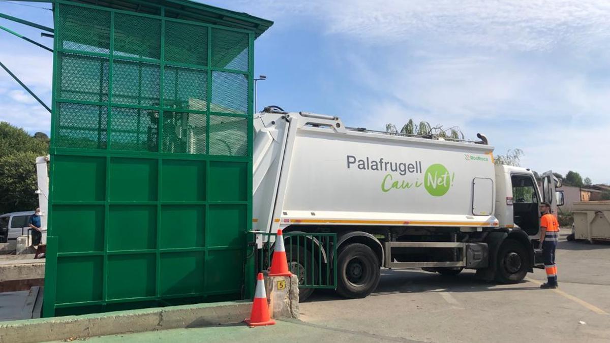 Camió d'escombraries a Palafrugell.