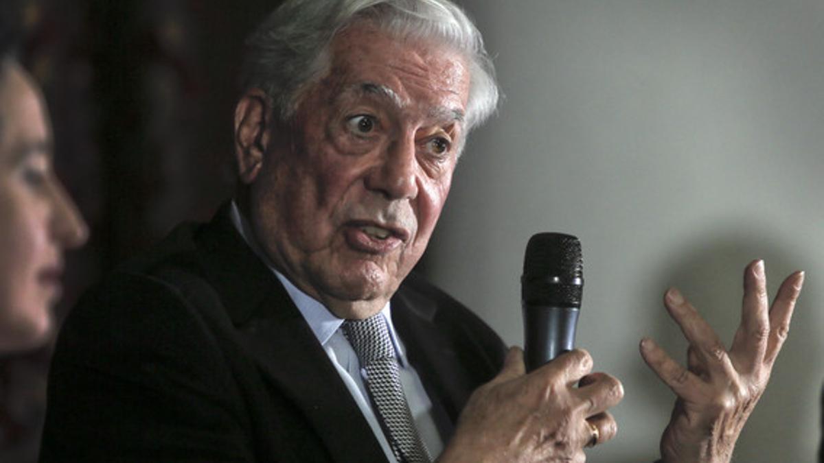 El Nobel de Literatura Mario Vargas Llosa, durante una conferencia en la Universidad Nacional de Kiev, este martes.